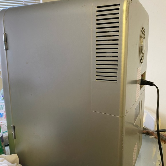 Brookstone mini fridge hot and cold - Picture 14 of 14